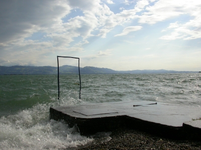 Wunschraum - Installation im Bodensee, Lindau / hintere Insel.   Hier ist der Ort zwischen Himmel und Erde.   Hier herrscht wortlose Kommunikation, Zeitlosigkeit.  Hier ist der Raum, wo sich die innersten Wnsche zeigen und erfllen.